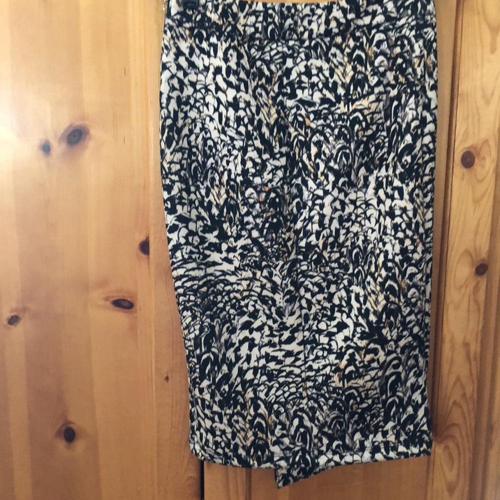 Print Pattern Asymmetrical Panel Straight Skirt w/Side Gold Zipper Closing. - Picture 4 of 10